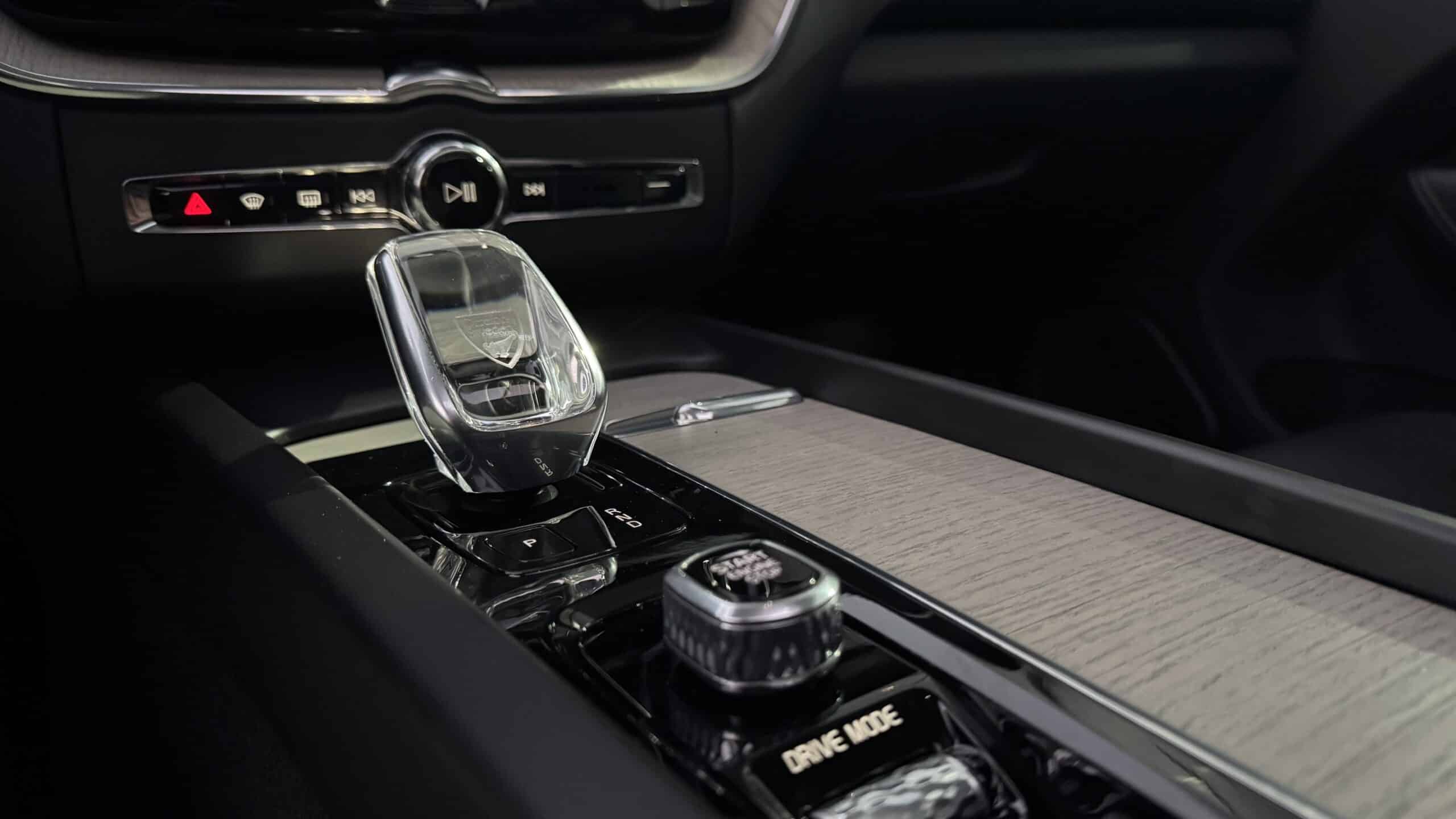 Volvo XC60 T6 / 253 + 87 ch / R-Design, Boite automatique, (S.U.V.), Gris foncé