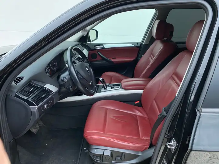 
								BMW X5 plein									